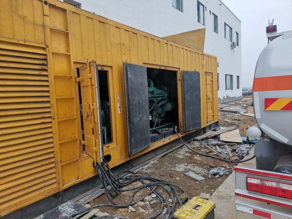 老街街道如何在发电机出租合同中约定设备的维修和保养责任？