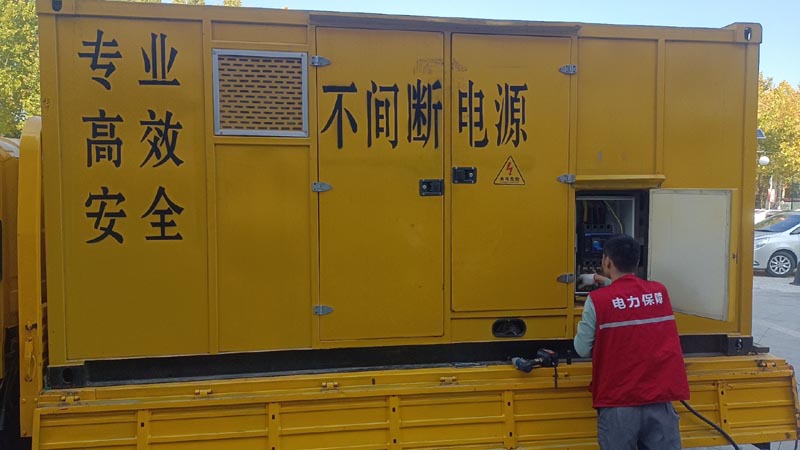 老街街道柴油发电机组和UPS电源配合使用时，如何避免切换过程中的电力中断？