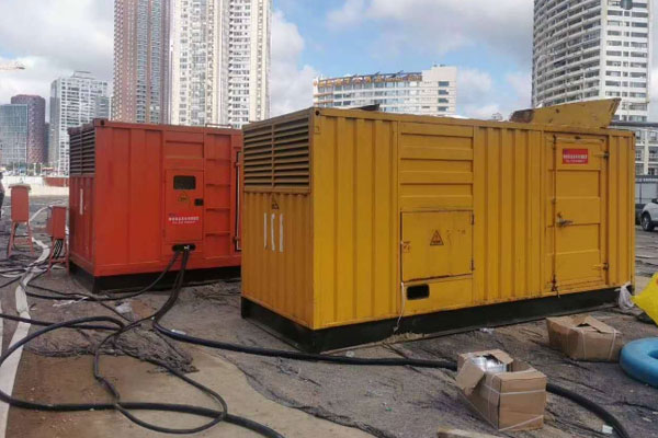 老街街道压力测试时，发电机组的燃油系统需要达到多少压力？